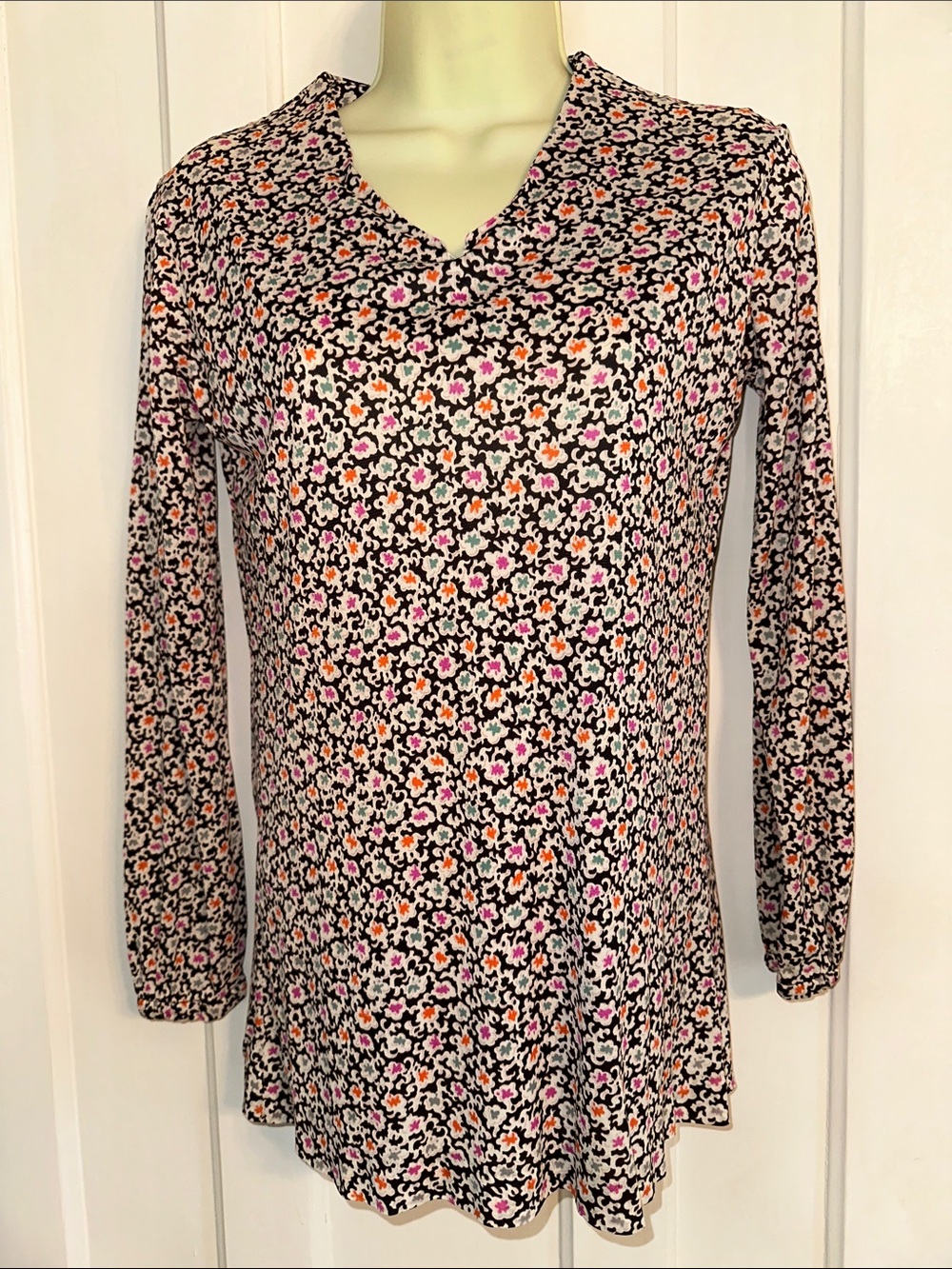 Vintage 60s/70s Long Sleeve Floral V-Neck Knit Polyester Top in Black and Pink